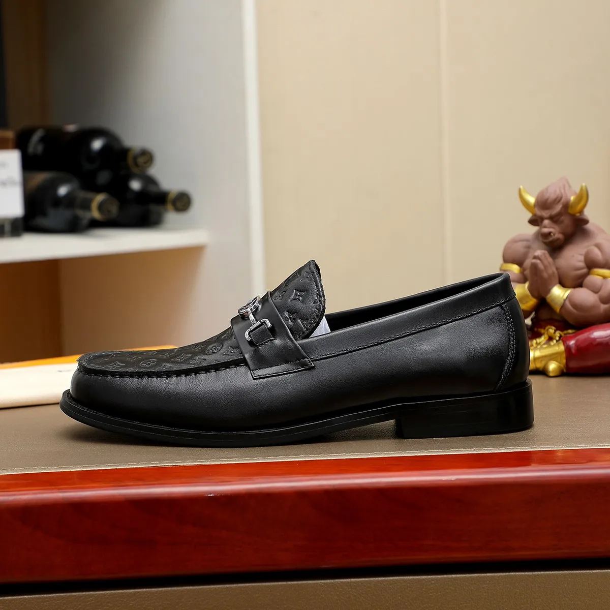 Men's shoes 460 💰 Louis Vuitton LV ® 🆕 model 🔛 full shoe counter, first layer cowhide, 🐂leather lining casual shoes for men, super soft outsole, a must-have for driving. Synchronized with the counter, original first layer cowhide, completely 1:1 mold customization 🌹 top version, color optional! Number: 38-44 (45.46 customized)